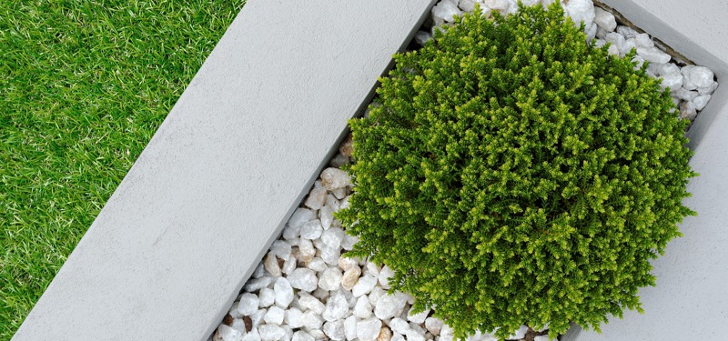 gravillas en cesped artificial