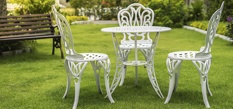 Las sillas de terraza son n perfecto complemento para tu jardín de césped artificial.