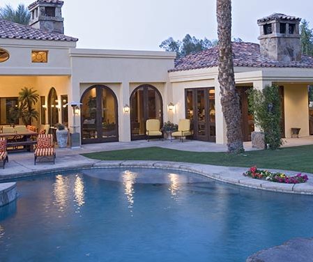 Jardín con césped artificial especial para piscina