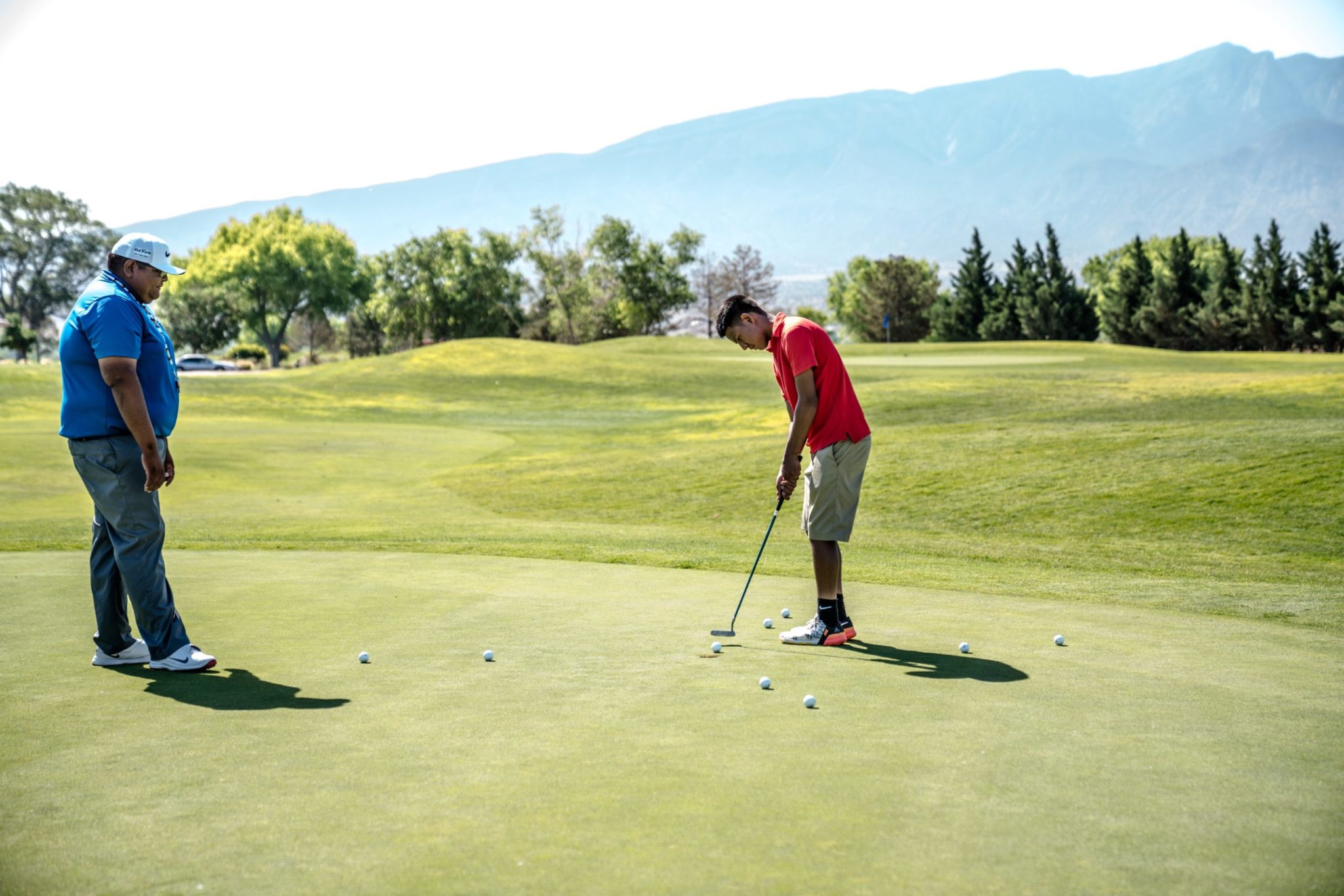 //realturfcompany.com/wp/wp-content/uploads/sites/5/2020/01/Césped-artificial-para-campo-de-golf-scaled-1.jpg
