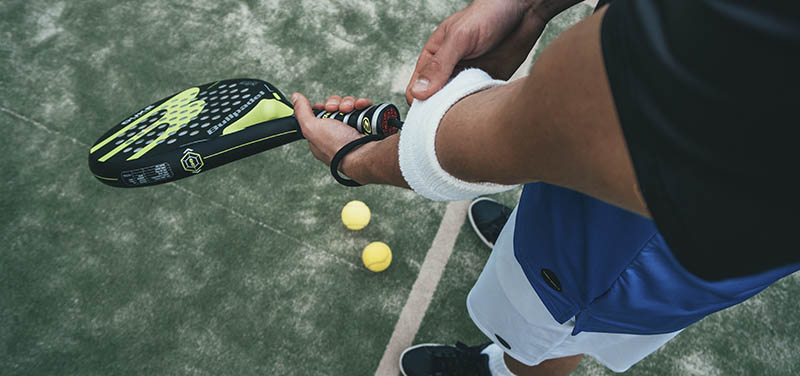 Jugador de pádel en césped artificial realturf