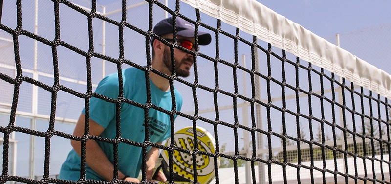 Jugador de pádel esperando un saque