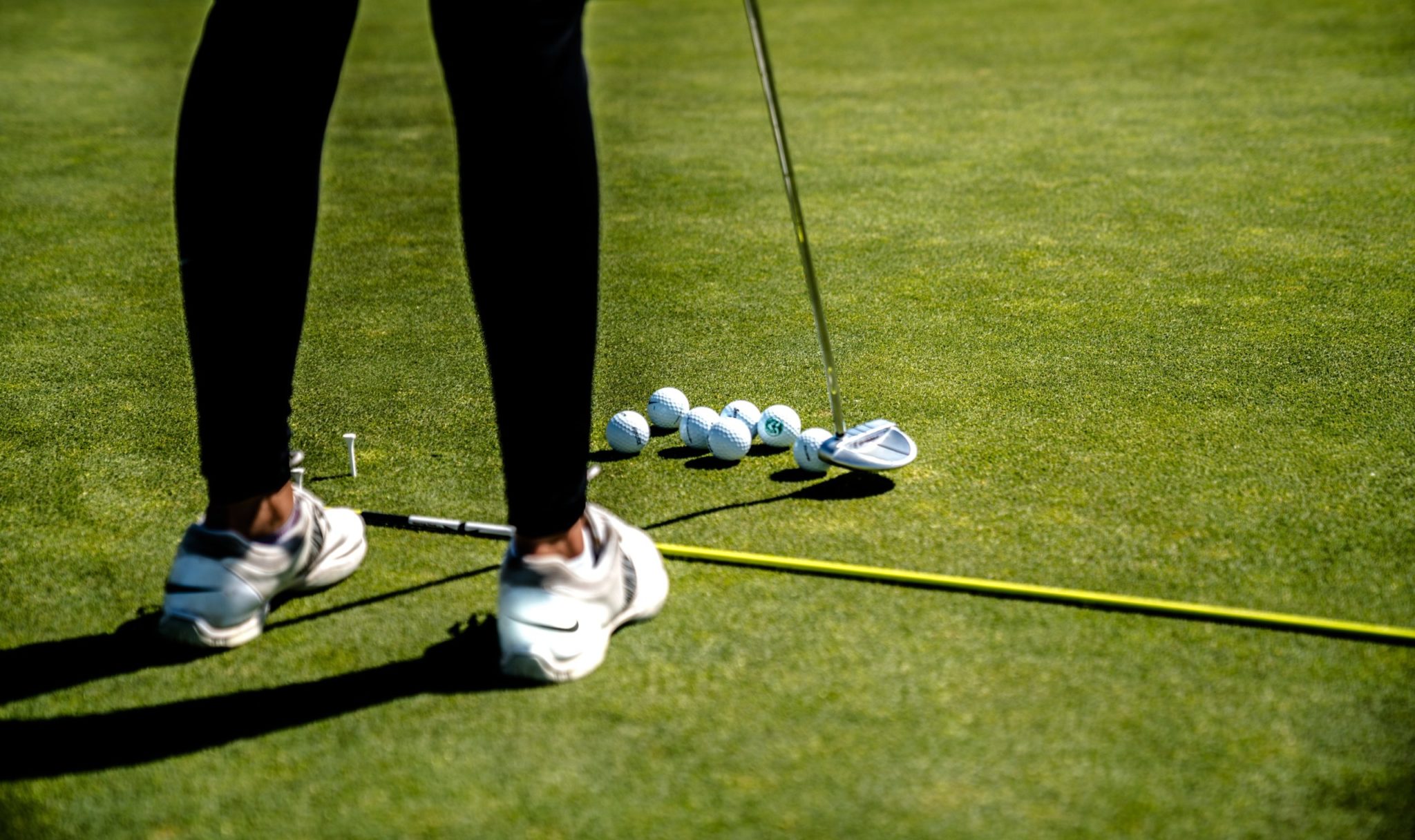 //realturfcompany.com/wp/wp-content/uploads/sites/5/2020/01/césped-artificial-para-campos-de-golf-scaled-1.jpg