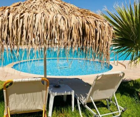 cesped artificial en piscinas