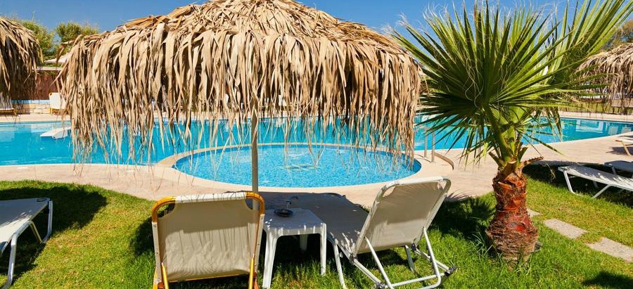 cesped artificial en piscinas