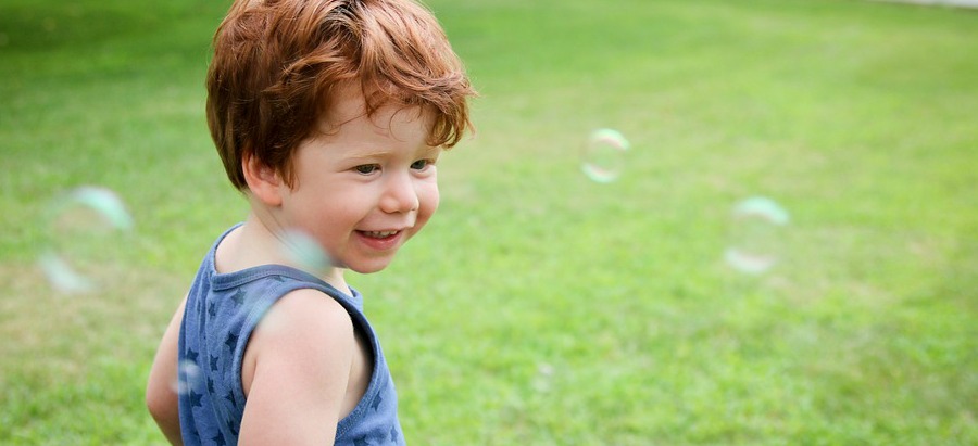 cesped artificial para niños