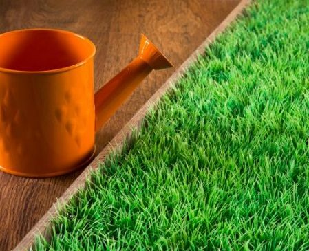 césped artificial en verano