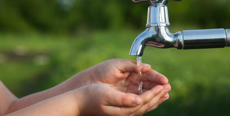 ahorra agua con césped artificial