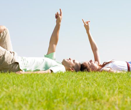 colocar césped artificial