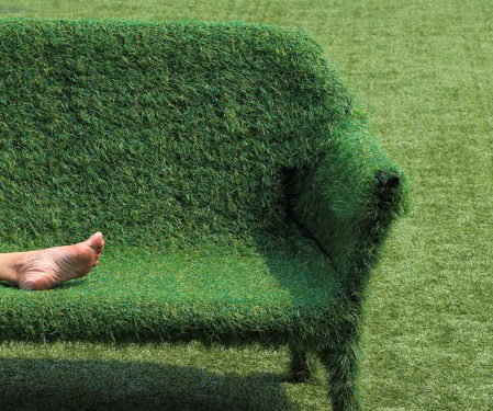 forrar mueble con cesped artificial