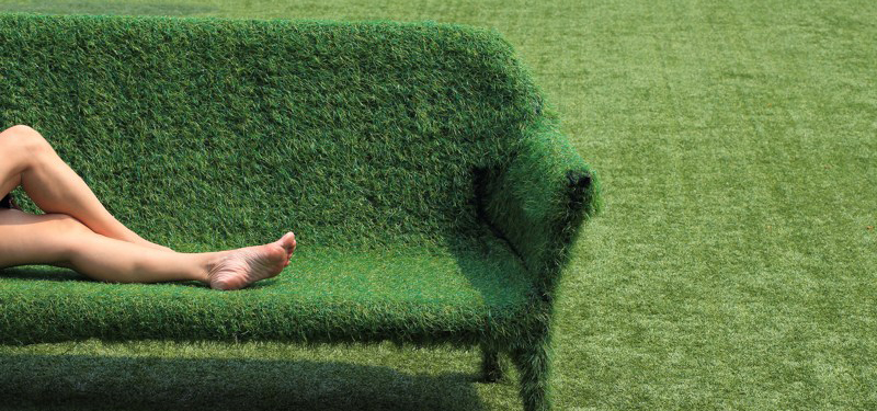 forrar mueble con cesped artificial