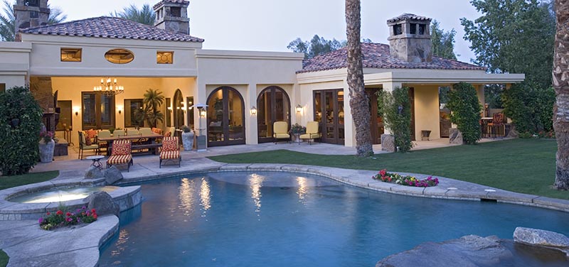 Jardín con césped artificial especial para piscina