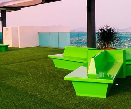 Decoración de terraza con césped artificial y muebles