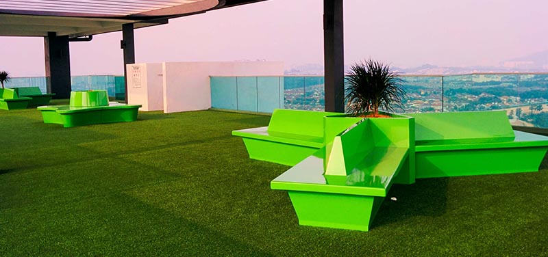 Decoración de terraza con césped artificial y muebles