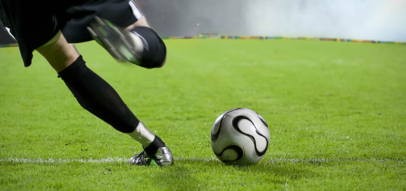 Escoge las mejores botas de fútbol especiales para césped artificial