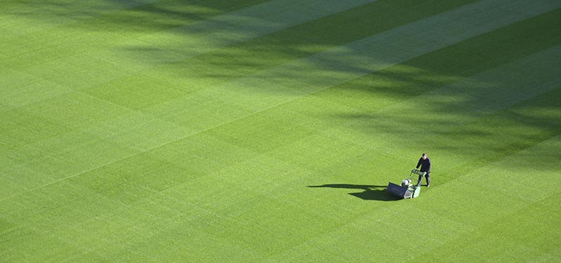 Limpieza de un campo de fútbol de césped artificial