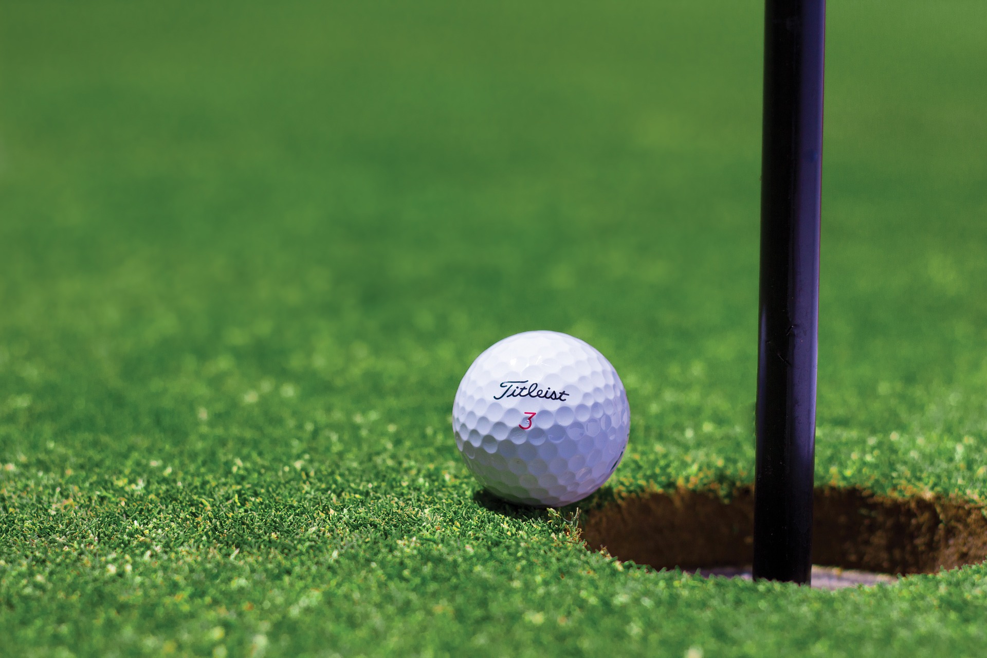 //realturfcompany.com/wp/wp-content/uploads/2020/01/Césped-artíficial-pista-golf.jpg