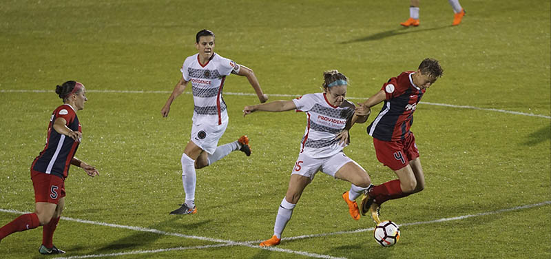 Partido de fútbol en césped artificial