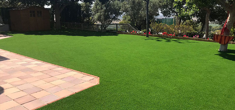 cesped-artificial-jardin-particular-Alicante