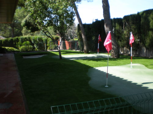 Green de golf de césped artificial en una casa particular de Madrid
