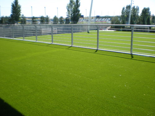 Instalación de césped artificial en las zonas comunes de la Ciudad Deportiva del Real Madrid C.F. en Valdebebas 