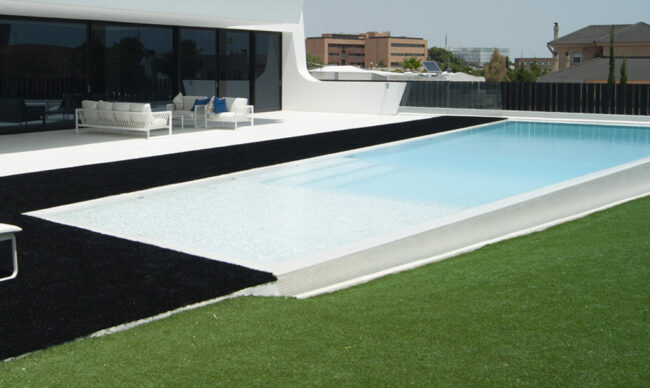 piscina césped negro